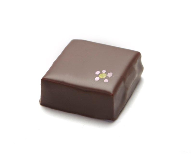 HIBISCUS FLOWER
Silky cream infused with Hibiscus flowers & chaparral honey, in a dark chocolate. Gluten-free. 
