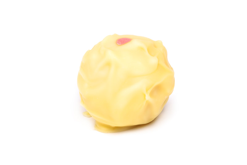 PASSION FRUIT CARAMEL
Fruity, sweet, creamy passion fruit caramel in pearly white chocolate. Gluten-free.