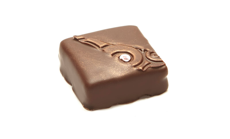 BOURBON & DATES
Bourbon whiskey sweetly blended with date syrup & honey in a dark ganache. Gluten-free